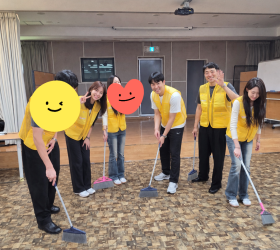 열심히 봉사활동 중 인 희망우산 사람들^^